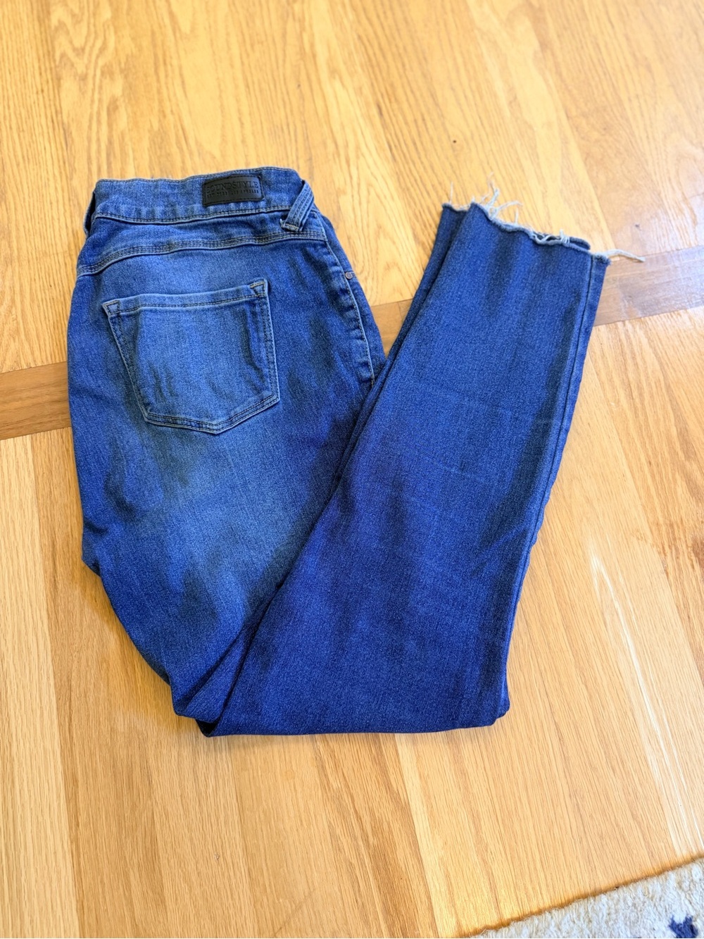 Ladies Size 4 " SOUNDSTYLE" High-Rise Skinny Jeans in Deep Blue Wash GUC
